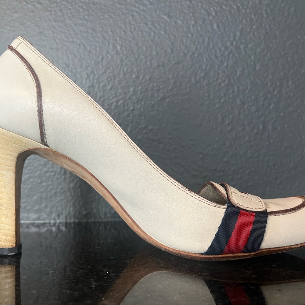 Gucci Cream and Red Stiletto Heels with Bow Accent - Picture 4 of 16